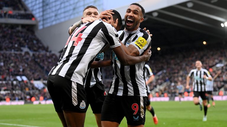 NEWCASTLE UPON TYNE, ENGLAND - JANUARY 15: Alexander Isak of Newcastle United celebrates with teammates after scoring the team&#39;s first goal during the Premier League match between Newcastle United and Fulham FC at St. James Park on January 15, 2023 in Newcastle upon Tyne, England. (Photo by Stu Forster/Getty Images)