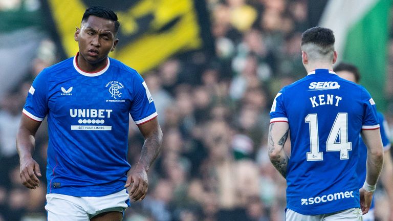 GLASGOW, ESCOCIA - 26 DE FEBRERO: Rangers'  Alfredo Morelos (L) y Ryan Kent durante la final de la Copa Viaplay entre Rangers y Celtic en Hampden Park, el 26 de febrero de 2023, en Glasgow, Escocia.  (Foto por Alan Harvey/Grupo SNS)