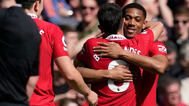 Anthony Martial celebra el gol del segundo del Manchester United con sus compañeros