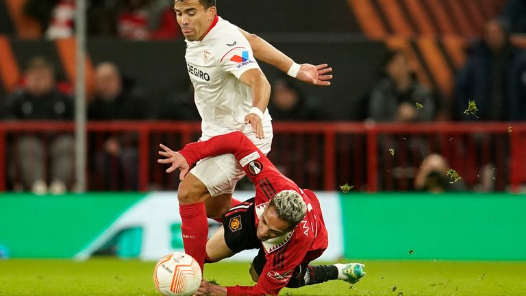 Sevilla&#39;s Marcos Acuna, left, challenges Antony