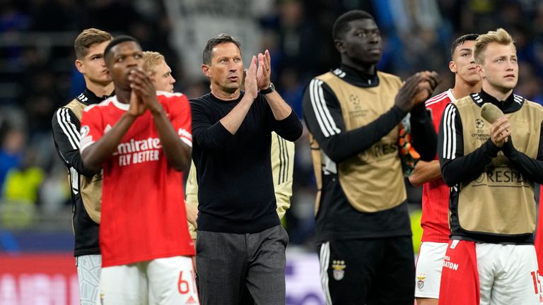 Benfica's head coach Roger Schmidt walks with his team to their supporters after the Champions League quarterfinal second leg soccer match between Inter Milan and Benfica at the San Siro stadium in Milan, Italy, Wednesday, April 19, 2023. (AP Photo/Antonio Calanni)