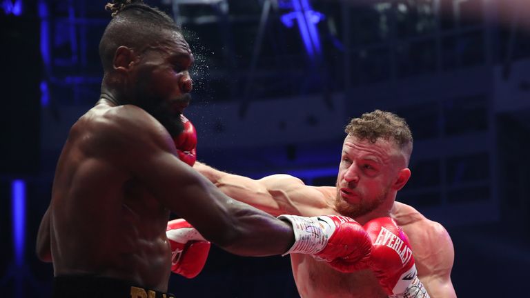 Woodall edges out Crighton in a tight eight-rounder (Photos: Lawrence Lustig/BOXXER)
