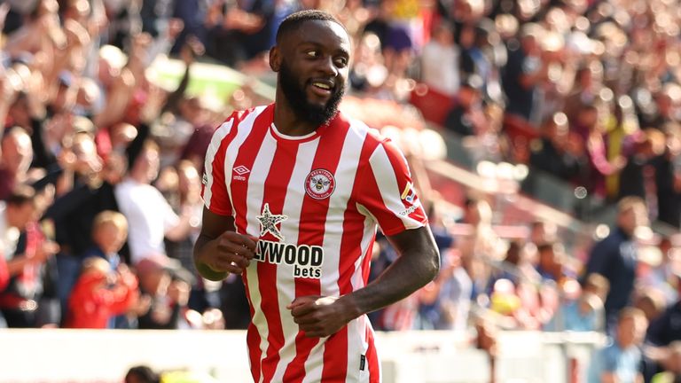 Josh Dasilva celebra después de darle a Brentford una ventaja tardía contra Nottingham Forest