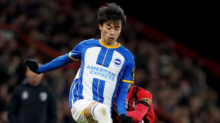   Kaoru Mitoma schlägt Adam Smith mit einem lockeren Ball
