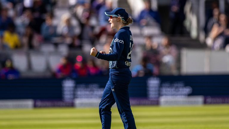 Charlie Dean de Inglaterra celebra el wicket de Dayalan Hemalatha de India durante el tercer partido internacional femenino de un día en Lord's, Londres.  Sábado 24 de septiembre de 2022.