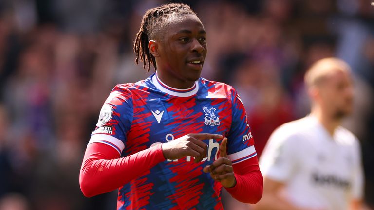 Eberechi Eze celebrates after extending Crystal Palace&#39;s lead against West Ham from the penalty spot