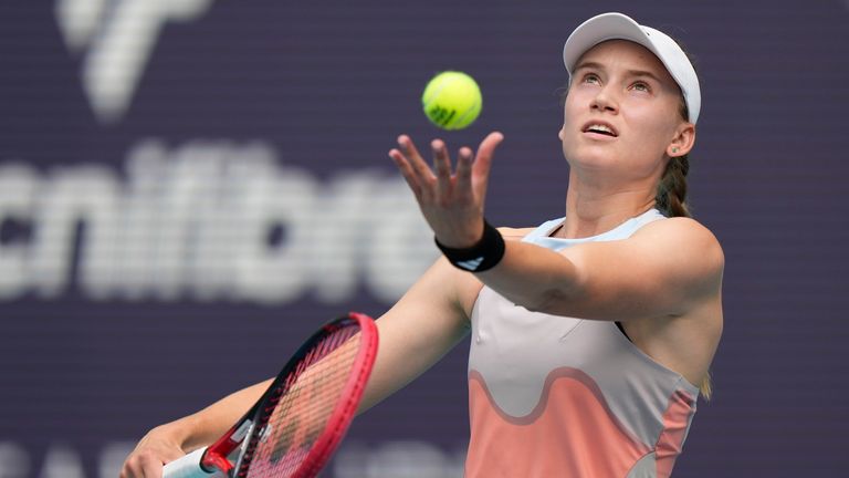 Elena Rybakina, de Kazajstán, sirve a Petra Kvitova, de la República Checa, durante la final individual femenina del torneo de tenis Abierto de Miami, el sábado 1 de abril de 2023, en Miami Gardens, Florida.  (Foto AP/Wilfredo Lee)