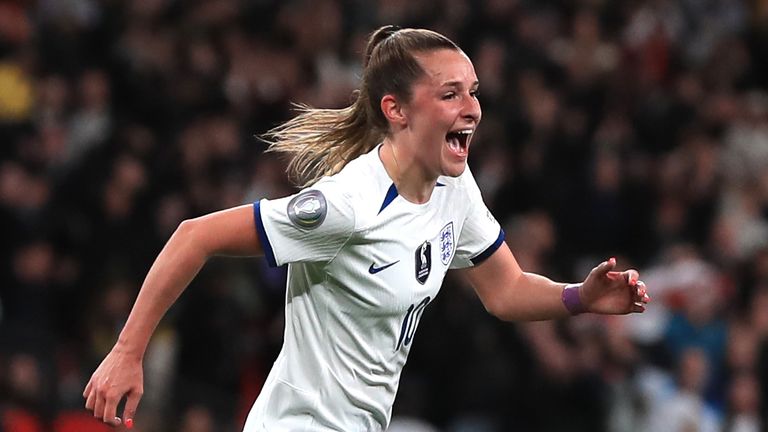 Ella Toone de Inglaterra celebra después de anotar contra Brasil en la finalissima femenina en Wembley