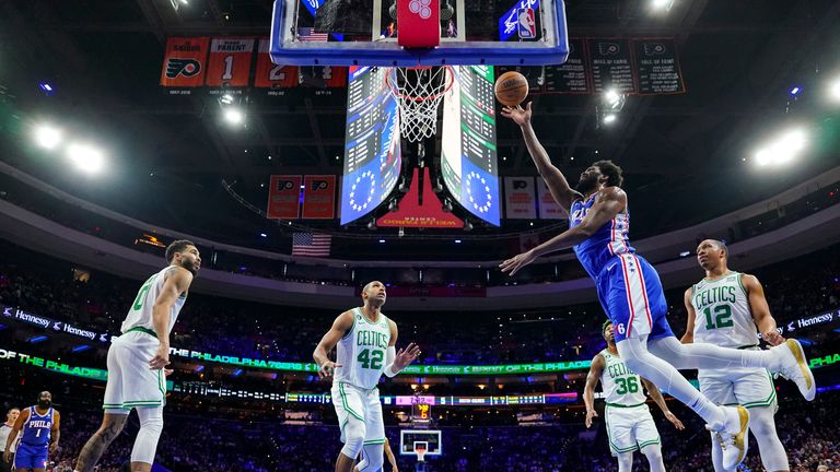 Filadelfia 76ers'  Joel Embiid dispara contra los Boston Celtics durante la primera mitad de un partido de baloncesto de la NBA el martes 4 de abril de 2023 en Filadelfia. 