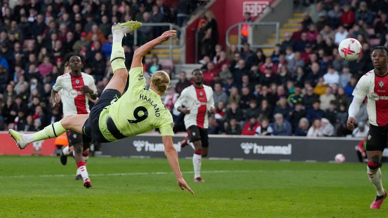 Erling Haaland mencetak gol ketiga Man City dengan tendangan salto