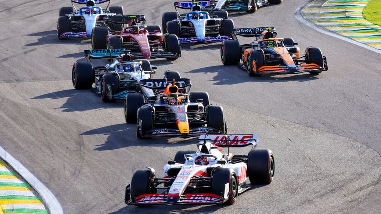 Pada episode terbaru Podcast Sky Sports F1, Simon Lazenby mengulas pro dan kontra balapan Sprint di akhir pekan