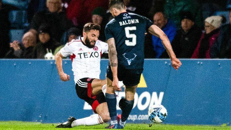 DINGWALL, ESCOCIA - 14 DE ABRIL: Graeme Shinnie ve rojo por un desafío tardío sobre Jack Baldwin luego de una verificación de VAR durante un partido de Premiership cinch entre el condado de Ross y Aberdeen en el Global Energy Stadium, el 14 de abril de 2023, en Dingwall, Escocia.  (Foto por Mark Scates/Grupo SNS)