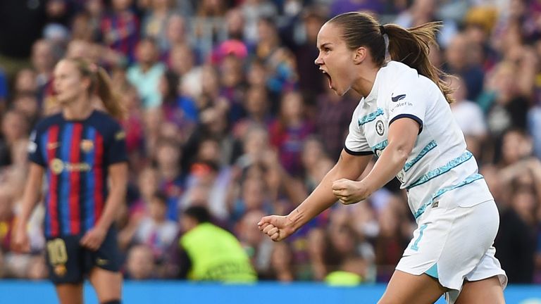 Guro Reiten celebra tras marcar el empate del Chelsea