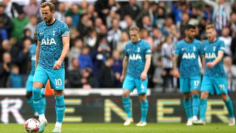 Harry Kane ve Spurs takım arkadaşları, St. James' Park'ta aşırı kalabalık bir Newcastle tarafından parçalandıktan sonra üzgün görünüyorlar.