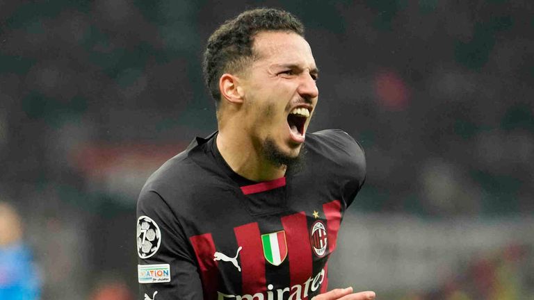 Ismael Bennacer celebra tras anotar el primer gol del AC Milan contra Napoli