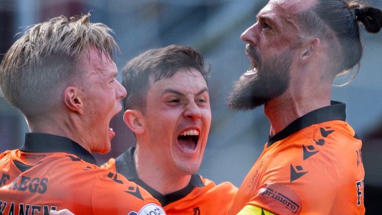 Dundee United&#39;s Jamie McGrath celebra con Steven Fletcher e Ilmari Niskanen después de lograr el 2-1 durante un partido de Premiership cinch entre Dundee United e Hibernian en Tannadice,