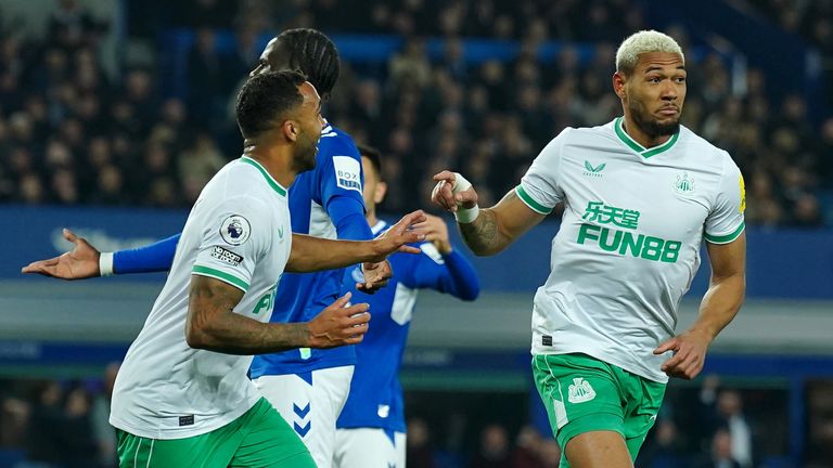 Joelinton celebra después de que Newcastle ganara 2-0