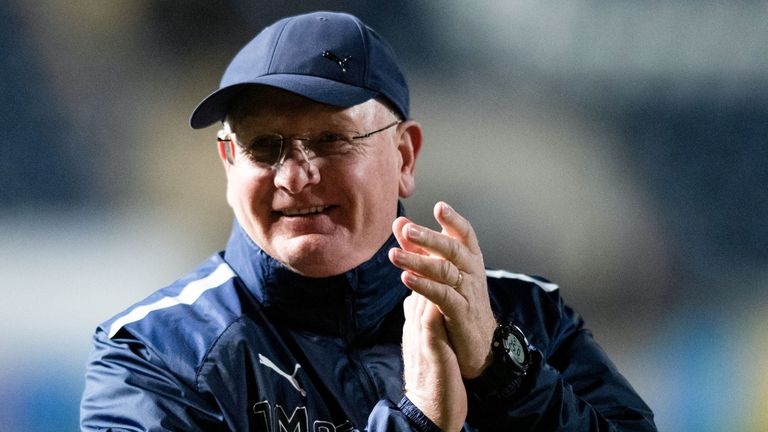 FALKIRK, ESCOCIA - 13 DE MARZO: El gerente de Falkirk, John McGlynn, celebra a tiempo completo durante un partido de cuartos de final de la Copa Escocesa entre Falkirk y Ayr United en el estadio de Falkirk, el 12 de marzo de 2023, en Falkirk, Escocia.  (Foto por Mark Scates/Grupo SNS)