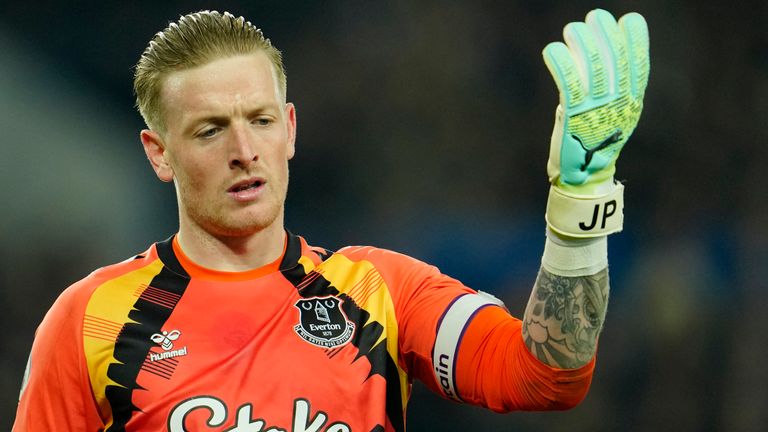 El portero del Everton, Jordan Pickford, muestra su desesperación