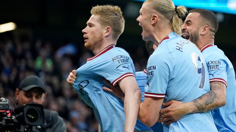 Manchester City&#39;s Kevin De Bruyne celebrates with Erling Haaland and Kyle Walker after giving them a 1-0 lead
