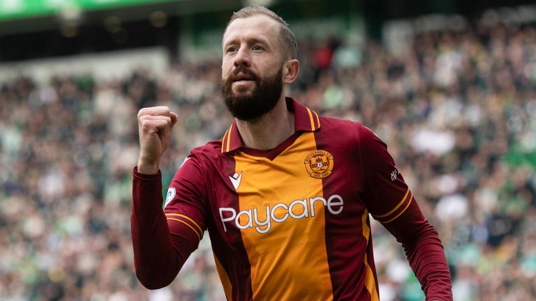 Kevin van Veen de Motherwell celebra el 1-1 anotando