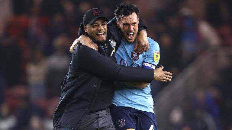 Vincent Kompany celebra con Jack Cork