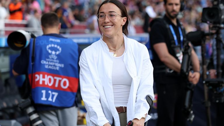 Lucy Bronze se ve con muletas después de su reciente cirugía de rodilla.  El defensa del Barcelona e Inglaterra se lesionó durante el partido de ida en Stamford Bridge el fin de semana