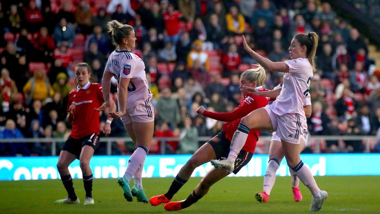 Alessia Russo scores to put Man Utd ahead