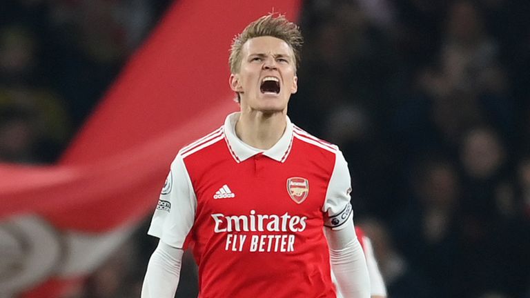 Martin Odegaard del Arsenal celebra el gol contra Southampton