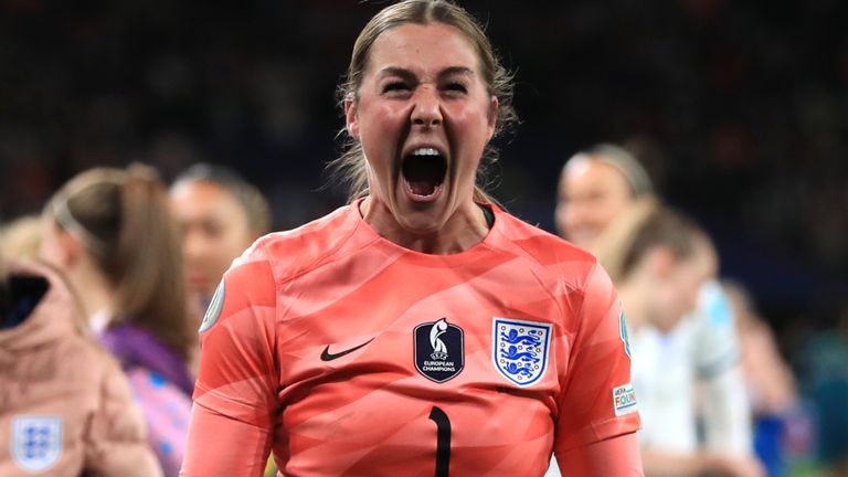 Mary Earps celebra la victoria de Inglaterra en los penaltis contra Brasil