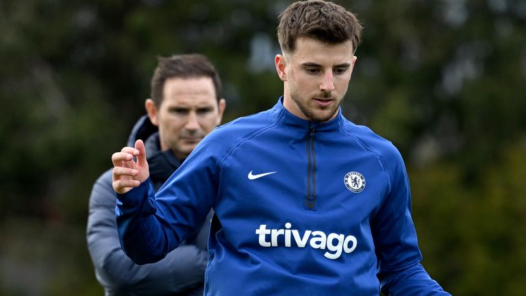 COBHAM, INGLATERRA - 06 DE ABRIL: El gerente interino Frank Lampard y Mason Mount of Chelsea durante una sesión de entrenamiento en Chelsea Training Ground el 6 de abril de 2023 en Cobham, Inglaterra.  (Foto de Darren Walsh/Chelsea FC a través de Getty Images)