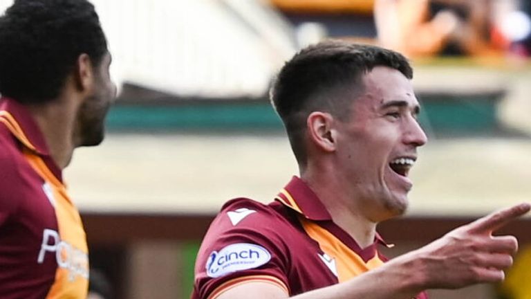 MOTHERWELL, ESCOCIA - 8 DE ABRIL: Max Johnston de Motherwell celebra después de anotar para hacer el 3-0 durante un partido de Premiership entre Motherwell y Livingston en Fir Park, el 8 de abril de 2023, en Motherwell, Escocia. (Foto por Paul Devlin / Grupo SNS)