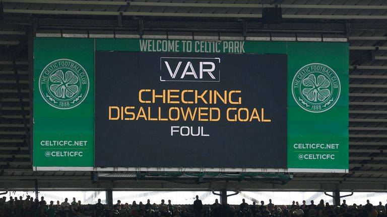 GLASGOW, ESCOCIA - 08 DE ABRIL: VAR que muestra el resultado de una falta que descartó a Alfredo Morelos&#39; gol durante un partido de Premiership cinch entre Celtic y Rangers en Celtic Park, el 8 de abril de 2023, en Glasgow, Escocia. (Foto de Craig Foy / Grupo SNS)