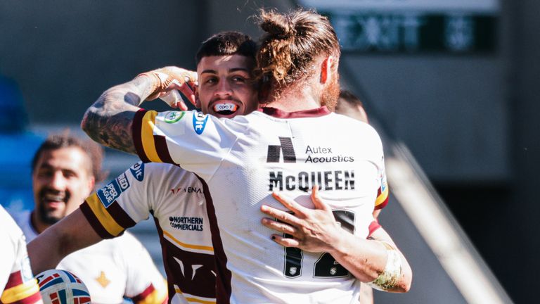 Owen Trout celebra uno de sus dos tries contra Salford