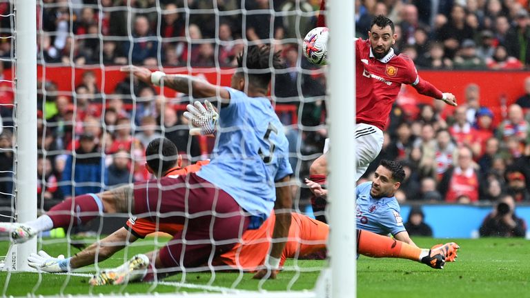 Man Utd 1-0 Aston Villa: Bruno Fernandes' first-half goal wins it as Erik ten Hag's side strengthen hold on top four | Football News | Sky Sports