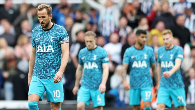 Los jugadores de los Spurs muestran su abatimiento tras encajar un sexto gol en el Newcastle