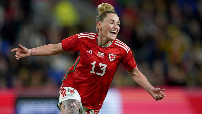 Rachel Rowe celebra su gol con Gales contra Irlanda del Norte