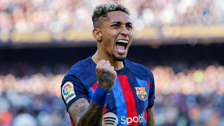 Raphinha del Barcelona celebra marcar el primer gol de su equipo durante el partido de fútbol de la Liga española entre Barcelona y Valencia en el estadio Camp Nou de Barcelona, ​​España, el domingo 5 de marzo de 2023. (Foto AP/Joan Monfort)