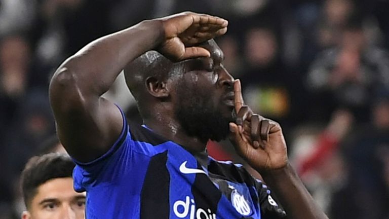 Romelu Lukaku van Inter Milan (90) gebaart na het scoren van een doelpunt in de heenwedstrijd van de Coppa Italia voetbal halve finale heenwedstrijd tussen Juventus en Inter Milan, in het Allianz Stadium in Turijn, Italië, dinsdag 4 april 2023. Fabio Ferrari/La Presse via AP)