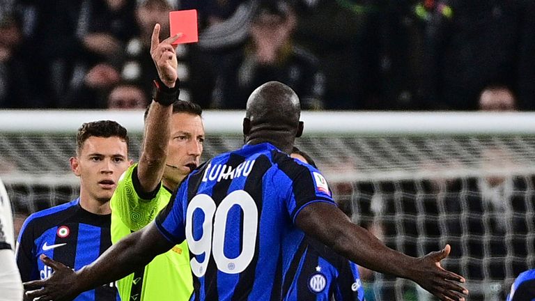 Romelu Lukaku del Inter de Milán recibe una  tarjeta roja durante el partido de ida de la semifinal de la Copa de Italia entre Juventus e Inter de Milán, en el estadio Allianz de Turín, Italia, el martes 4 de abril de 2023. (Marco Alpozzi/ LaPresse vía AP)
