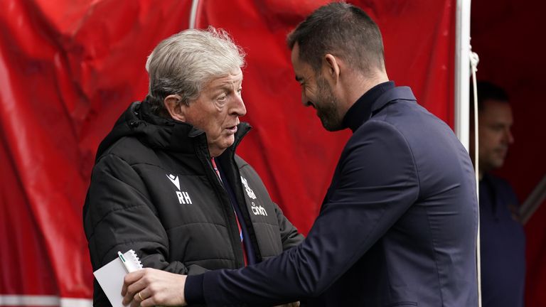 Roy Hodgson (izquierda), el entrenador de mayor edad de la Premier League, con Ruben Selles, el más joven de la división.