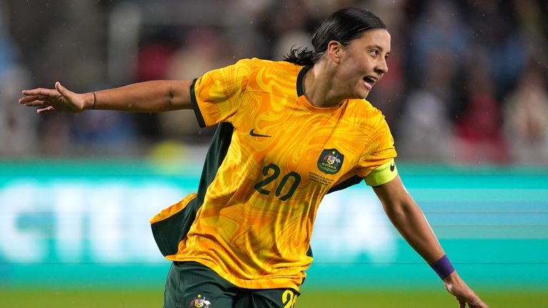 Sam Kerr de Australia celebra tras marcar contra Inglaterra