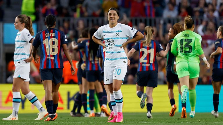 Samantha Kerr del Chelsea se ve abatida mientras los jugadores del Barcelona celebran haber llegado a la final a tiempo completo