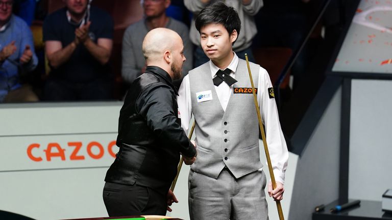 Luca Brecel and Si Jiahui embrace following their thrilling semi-final
