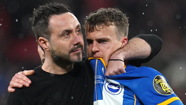 Roberto De Zerbi consuela a Solly March después de fallar un penal crucial para Brighton en su derrota en semifinales de la Copa FA ante el Manchester United