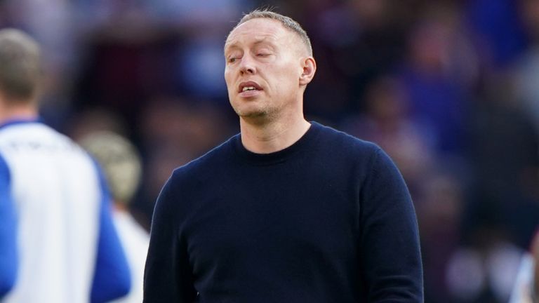 Steve Cooper fotografiado a tiempo completo después de la derrota por 2-0 ante Aston Villa