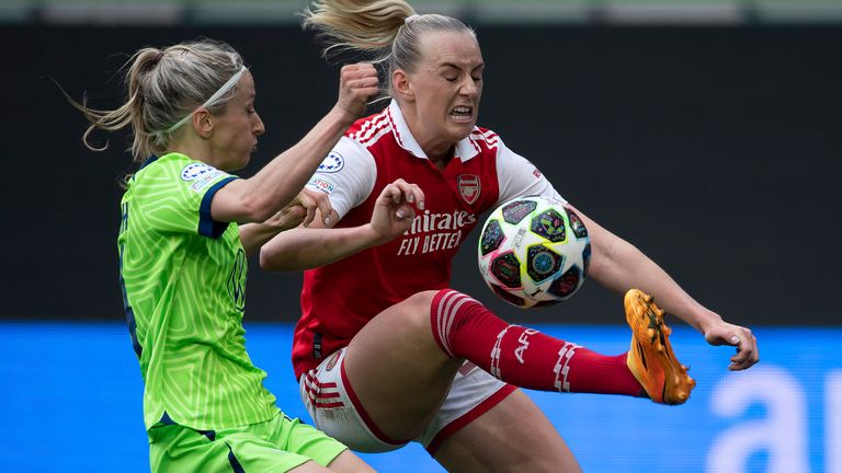 Stina Blackstenius del Arsenal compite contra Kathrin Hendrich del Wolfsburgo