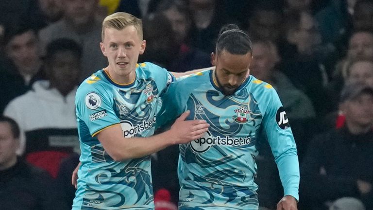 Southampton's Theo Walcott, second from right, is cheered by team-mates after scoring vs Arsenal