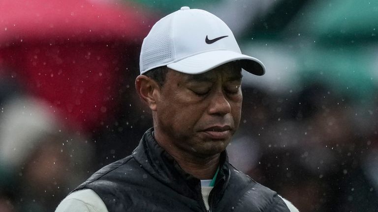 Tiger Woods camina en el hoyo 18 durante un retraso por mal tiempo durante la segunda ronda del torneo de golf Masters en el Augusta National Golf Club, el sábado 8 de abril de 2023, en Augusta, Georgia. (Foto AP/Matt Slocum) 