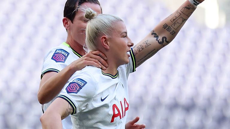 Beth England, Brighton'a karşı Spurs için gol attıktan sonra kutluyor